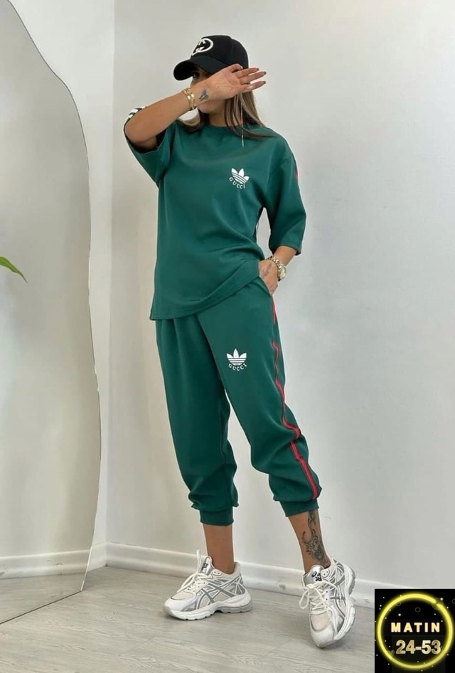 Спортивный костюм 22943841