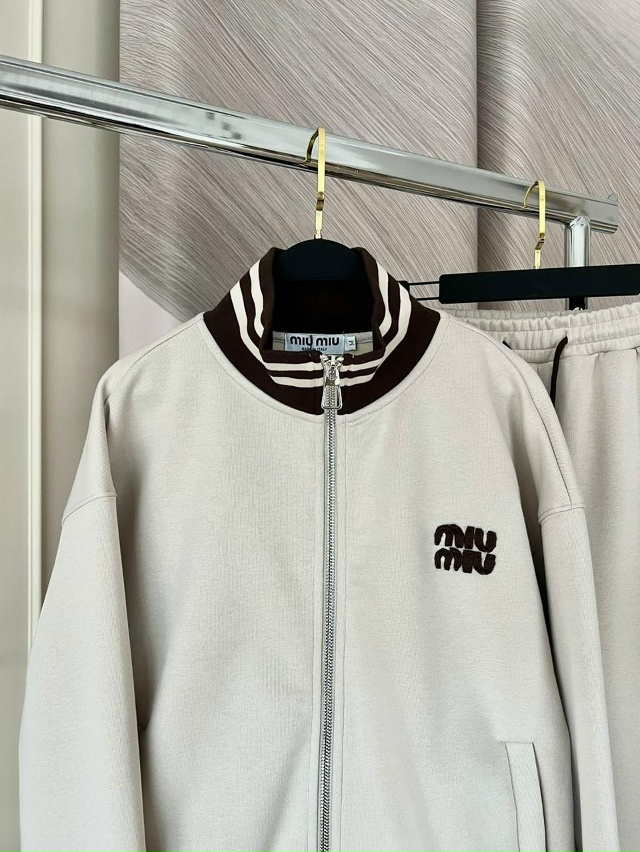 Спортивный костюм 23134562